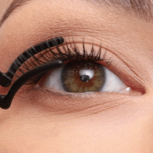 Lähikuva mallista, joka sulauttaa ripset